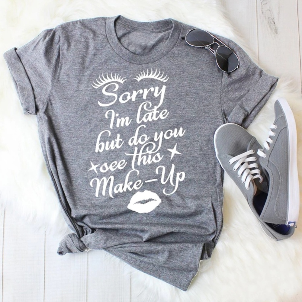 Gray graphic tee, But do you see this makeup